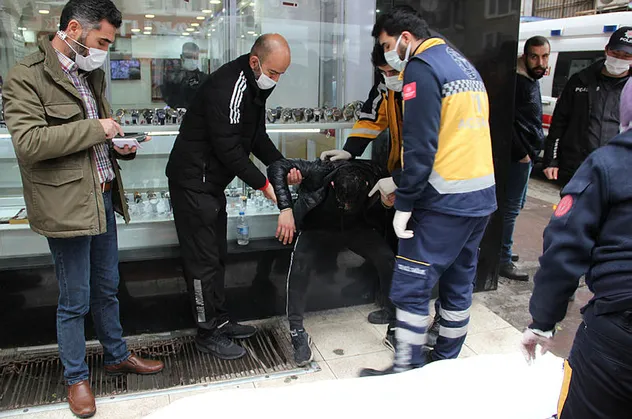 Manisa'da 4 gencin kavgasında kan aktı! Polis her yerde o şahsı arıyor