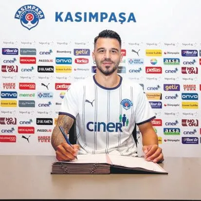 besiktas-kongolu-sol-bek-artur-masuakuyu-1-yilligina-kiraladi-1659484080615.jpeg Beşiktaş Kongolu sol bek Artur Masuaku'yu 1 yıllığına kiraladı!-15