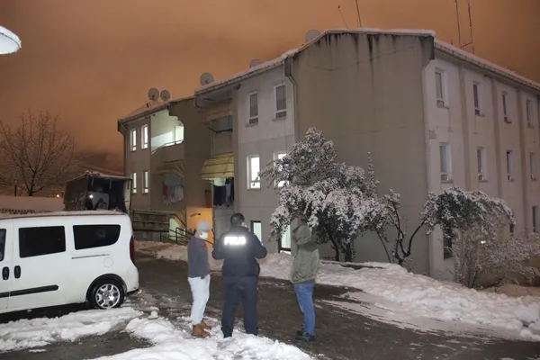 kocaelide-dehset-anlari-ayrilmak-icin-esyalarini-almaya-gelen-evli-sevgilisini-oldurerek-cesedini-rehin-aldi-1613416383637.jpg Kocaeli'de dehşet anları: Ayrılmak için eşyalarını almaya gelen evli sevgilisini öldürerek cesedini rehin aldı-4