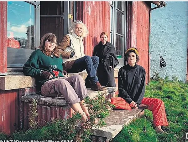 400 milyon dolarlık serveti olan Roc Sandford Rothschild ailesine kızıp köye yerleşti (Dünya haberleri)-1