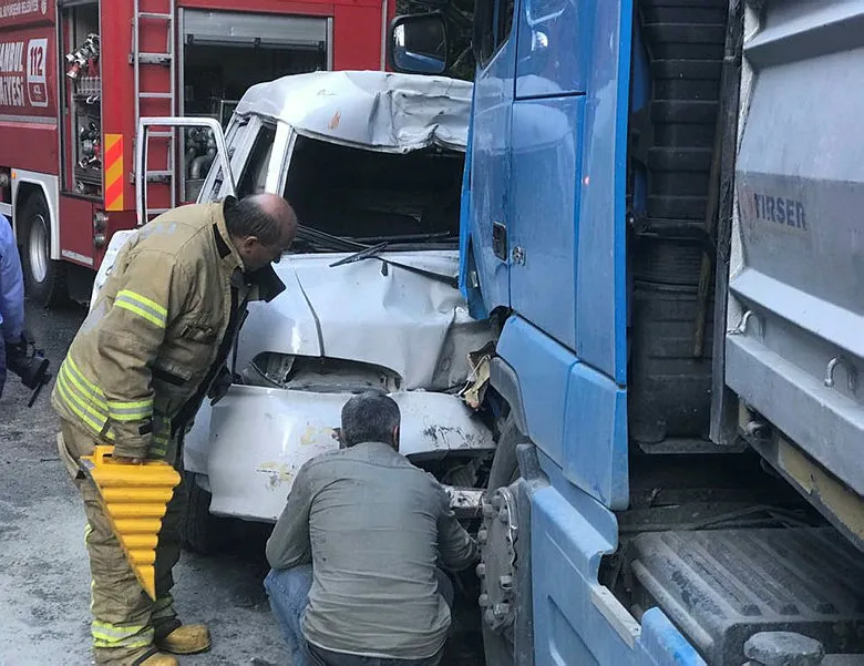 Hatalı sollama yaptı TIR’a kafadan girdi