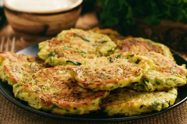 gelinim-mutfakta-pirasa-mucveri-malzemeleri-nelerdir-nasil-yapilir-pirasa-mucveri-tarifi-ve-yapilisi-1632218609933.jpg Gelinim Mutfakta Pırasa Mücveri malzemeleri nelerdir, nasıl yapılır? Pırasa Mücveri tarifi ve yapılışı!-2