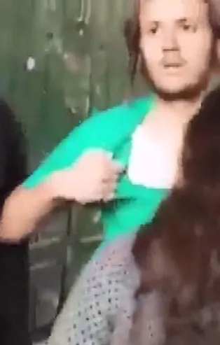 Fanatik Yahudiler üstlerini yırtarak gazetecilere, "Filistinliler bize saldırdı" haberini yapmalarını istedi