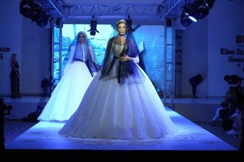 Barış için yürüdüler! Mankenlerden savaşa hayır pankartlı tepki!