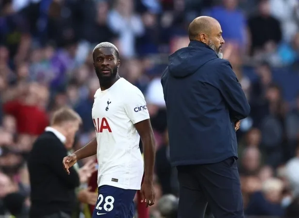 fenerbahceden-ezeli-rakibi-galatasaraya-buyuk-ters-kose-o-ismi-elinden-kaptilar-1691392034737.jpg O ismi de kaptılar! Bu kez Fenerbahçe'den ezeli rakibi Galatasaray'a ters köşe-6