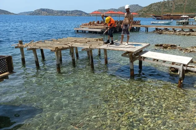 Marmaris'te kaçak iskeleler yıkılıyor