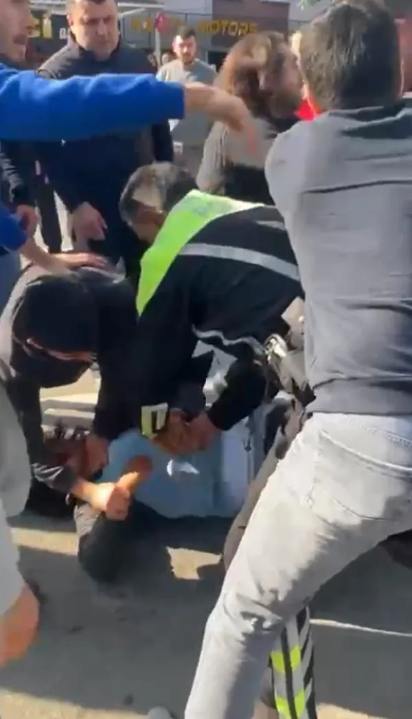 Antalya'da motokurye dehşeti! Belge isteyen 3 polise saldırdı 1 kişiyi darbetti-4