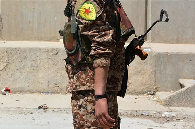 Köşeye sıkışan PKK/YPG'ye Esed üniforması!