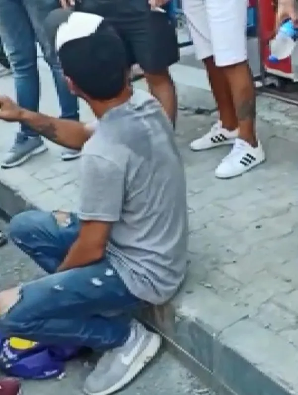 istanbul-kucukcekmecede-taciz-iddiasi-mahalleyi-karistirdi-linc-edilmek-istenen-supheli-gozaltina-alindi-1629233713945.jpg İstanbul Küçükçekmece'de taciz iddiası mahalleyi karıştırdı! Linç edilmek istenen şüpheli gözaltına alındı-4