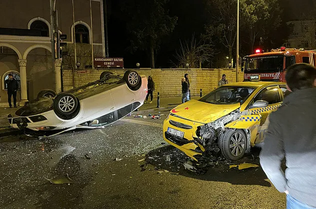 Üsküdar'da kontrolden çıkan otomobil takla attı!