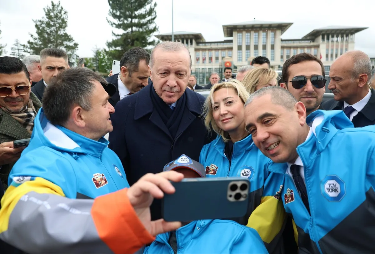 kulliye-onunde-renkli-bulusma-baskan-erdogan-ipek-yolu-rallisi-katilimcilariyla-bir-araya-geldi-1777904155532.jpeg Külliye önünde renkli buluşma: Başkan Erdoğan İpek Yolu Rallisi katılımcılarıyla bir araya geldi-4