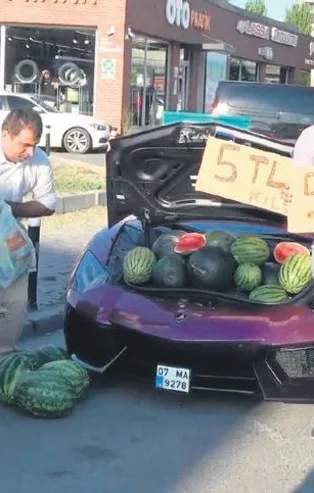 İranlı Seyed Yashar Tavakolian lüks otomobilde karpuz satmasının sebebini bakın nasıl açıkladı