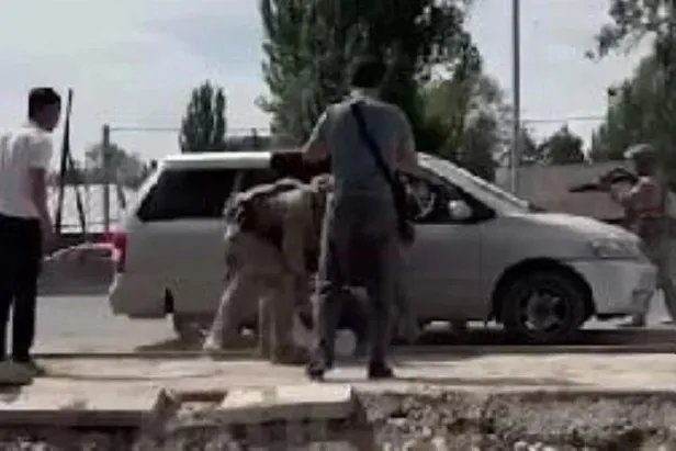 kirgizistandaki-darbe-girisiminde-feto-parmagi-1686049750558.jpeg FETÖ'den Kırgızistan'da darbe girişimi! 7. yıldönümü yaklaşırken hatırlatma zamanı: "Unutulan ihanet tekrarlanır"-2