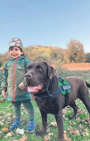 Ölümden dönen minik Ata'yı terapi köpeği Mocha hayata döndürdü