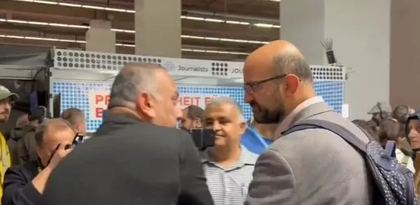 almanyada-fetocu-alcak-ercan-karakoyun-a-haber-muhabiri-ismail-erele-saldirdi-1666537869899.jpg Almanya’da FETÖ’cü alçak Ercan Karakoyun, A Haber muhabiri İsmail Erel'e saldırdı-3