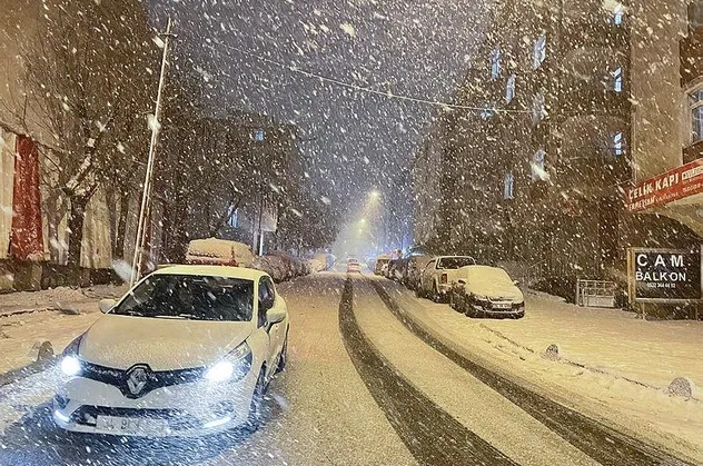 HAVA DURUMU | İstanbul'da kar etkisini göstermeye başladı! Uyarılar peş peşe: Zorunlu olmadıkça çıkmayın