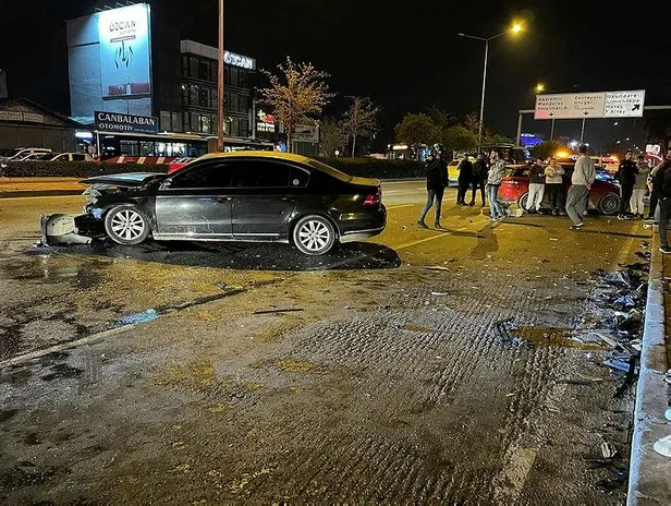 izmirde-kaza-carpisan-2-otomobilden-1i-gece-kulubune-daldi-1671245995475.jpeg