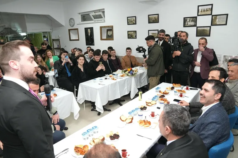 murat-kurum-mahmutbey-selanikliler-derneginde-genclerle-bir-araya-geldi-ilk-isini-kuracak-genclere-100-bin-lir-1709196978012.jpeg Murat Kurum, Mahmutbey Selanikliler Derneğinde gençlerle bir araya geldi: İlk işini kuracak gençlere 100 bin lira destek vereceğiz-3