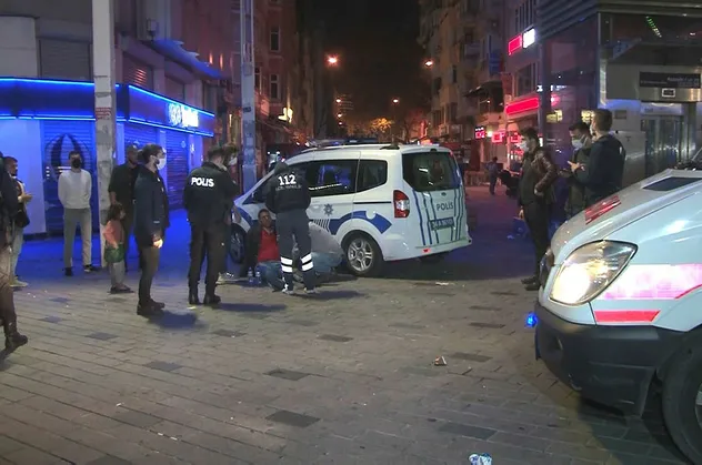 Taksim Meydanı'nda bıçaklı kavga! Can pazarı yaşandı