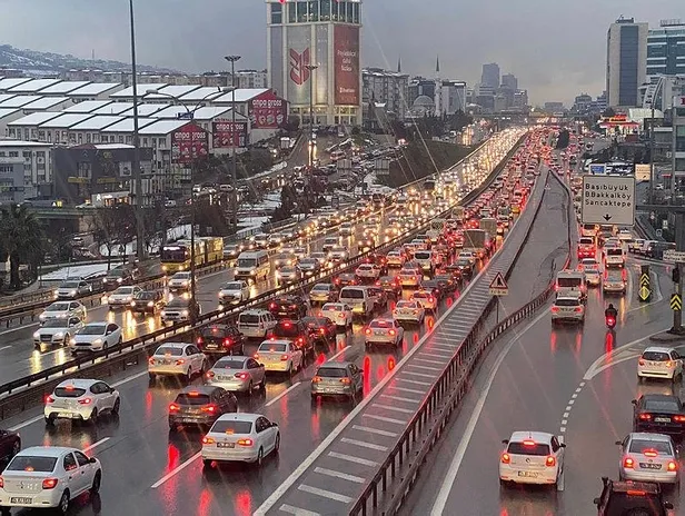istanbulda-trafik-yogunlugu-yol-durumu-1613665320629.jpeg