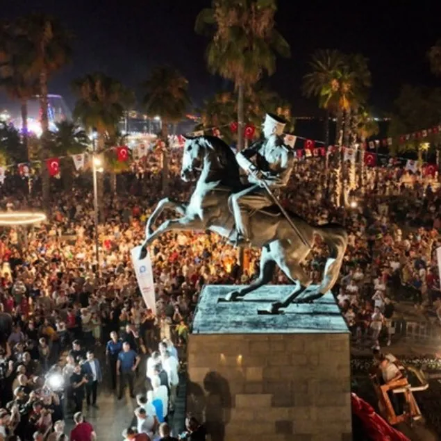 CHP’li belediyeden Atatürk heykeline konserli açılış