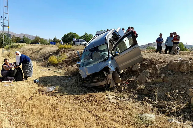 Elazığ'da iki araç kafa kafaya çarpıştı! Yaralılar var