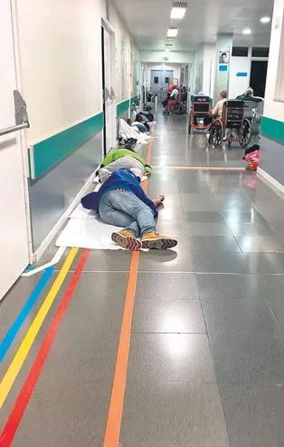 Coronavirüs ile mücadele eden İspanya'da doktordan tüyler ürperten sözler: 2 saat içinde boğuluyorlar