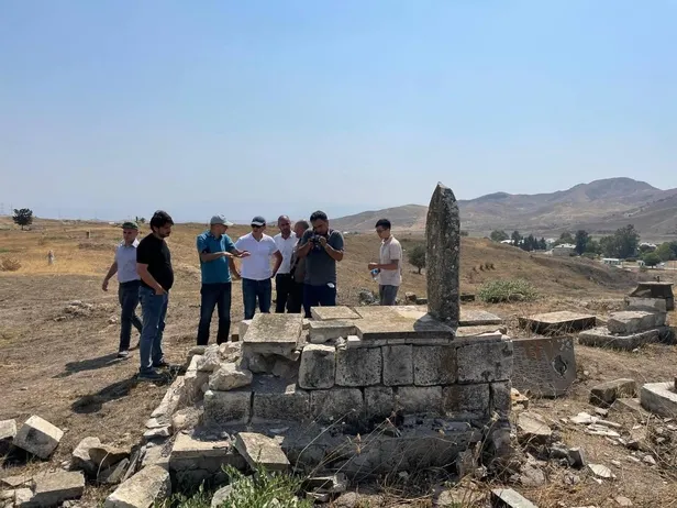 ermenistanin-isgal-ettigi-karabagdan-cekilmeden-once-uzum-baglarini-ve-tarlalari-patlayicilarla-yok-ettigi-ortaya-cikti-1630522658232.jpeg Ermenistan'ın işgal ettiği Karabağ'dan çekilmeden önce üzüm bağlarını ve tarlaları patlayıcılarla yok ettiği ortaya çıktı!-8