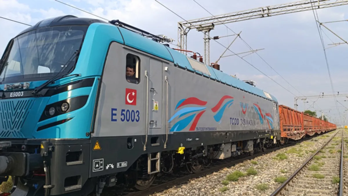 Türkiye'nin yerli ilk elektrikli lokomotifi E5003'ten ilk ticari sefer