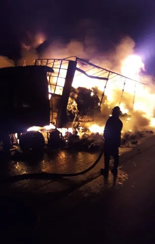 Mersin'de iplik yüklü tır tamamen yandı