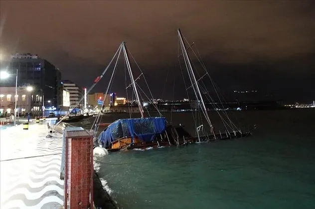 İzmir'de şiddetli fırtına tekneleri devirdi ağaçları söktü! 17 Şubat hava durumu