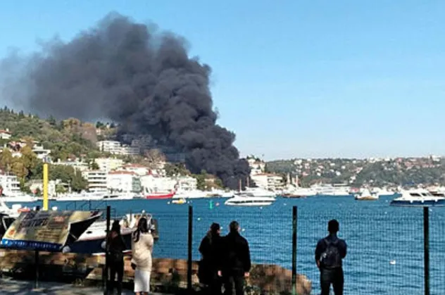 Bebek sahilinde bir tekne alev alev yandı!