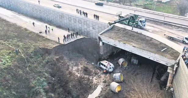 Tuzla'da minibüs dere yatağına yuvarlandı!