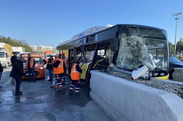 İETT yine başrolde! Faciadan dönüldü: Otobüs gişe betonlarına çarptı