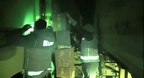 Mardin'de tırda gümrük kaçağı 16 bin 440 şişe içki ele geçirildi-2