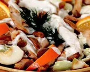Yoğurt Soslu Tavuk Salatası