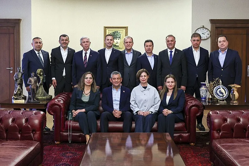 chpde-yavas-saflasmasi-kilicdaroglu-arinma-dedi-mansur-yavas-ozelin-yaninda-cikti-1780150973036.jpeg Kılıçdaroğlu arınma dedi Mansur Yavaş Özel’in yanında saf tuttu-8