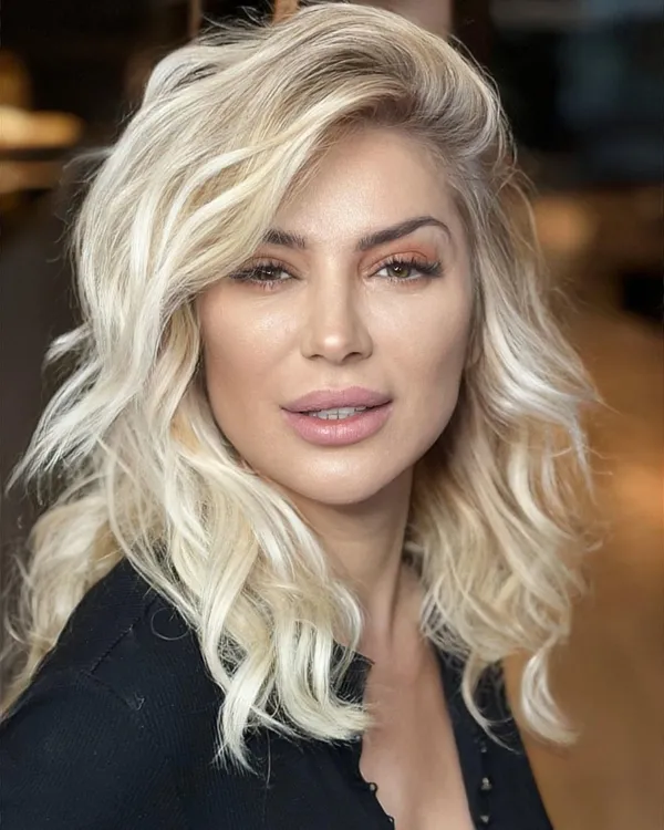 songul-karli-elini-gogsune-koyup-paylasti-50-yasindaki-sarkici-filtreyi-abartinca-ortalik-karisti-ekranda-boyl-1699782576293.jpg Songül Karlı elini göğsüne koyup paylaştı! 50 yaşındaki şarkıcı filtreyi abartınca ortalık karıştı: Ekranda böyle güzel değilsiniz!-2