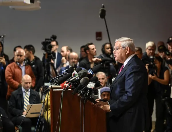 turkiye-karsitligiyla-biliniyor-rusvetle-suclanan-bob-menendez-bu-sefer-fena-terledi-sorulari-beklemeden-salon-1695672865841.jpeg Türkiye karşıtlığıyla biliniyor! Rüşvetle suçlanan Bob Menendez bu sefer fena terledi: Soruları beklemeden salonu terk etti-6