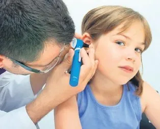Kulak enfeksiyonu geriletiyor çocuğu