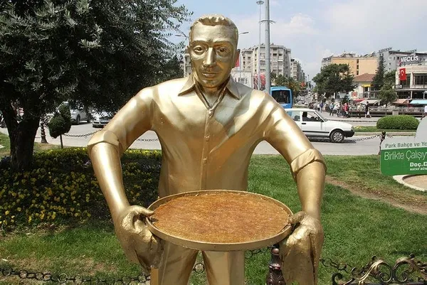 Hatay'daki 'Künefeci Adam' heykeline yeni tepsi-2