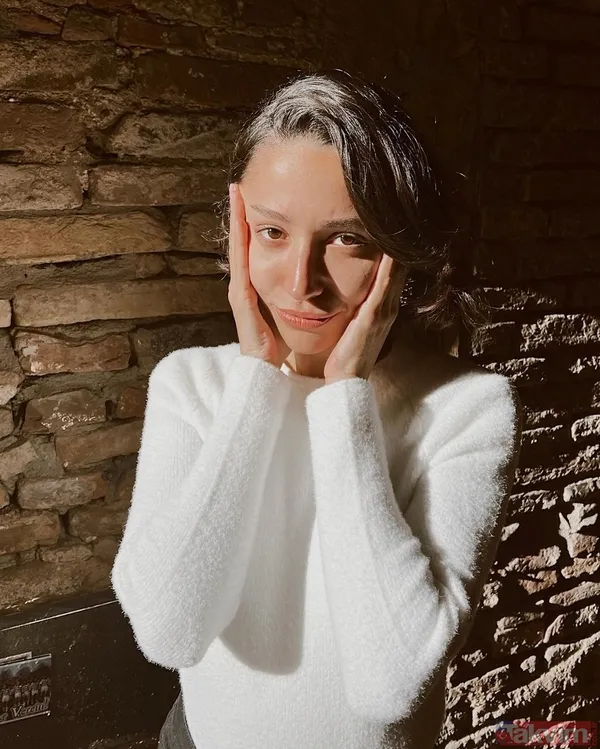 Zeynep Bastık’tan yatak paylaşımı! Kıyafeti ayrı pozları ayrı konuşuldu: “Bugün de donuyla...” 3 milyon TL zarar etmişti... - 10