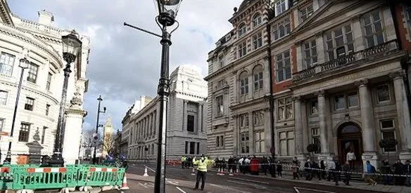 Londra'yı hedef alan terör saldırısında, saldırgan ve polis dahil 5 kişi hayatını kaybetti, 40 kişi yaralandı. Eylemi terör örgütü DEAŞ üstlendi