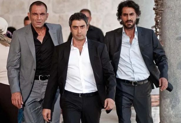 kurtlar-vadisi-ile-ezel-seyircisini-ayaga-kaldiran-soru-duyan-deliye-dondu-birbirlerini-topa-tuttular-1683205619931.jpg Birbirlerini topa tuttular! Kurtlar Vadisi ile Ezel seyircisini ayağa kaldıran soru! Duyan deliye dönüyor-7