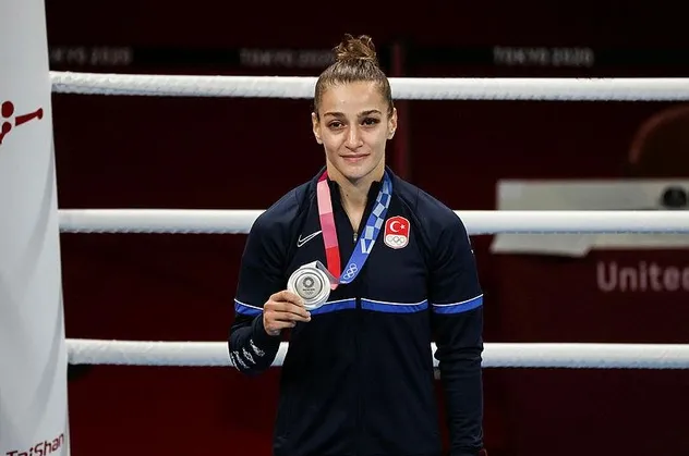 Tokyo Olimpiyat Oyunları'nda gümüş madalya kazanan Milli boksör Buse Naz Çakıroğlu hedeflerini anlattı