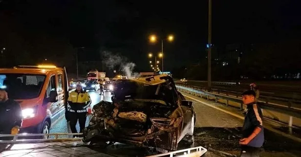 Sultangazi'de kaza yapan sürücü otomobilini bırakıp kaçtı