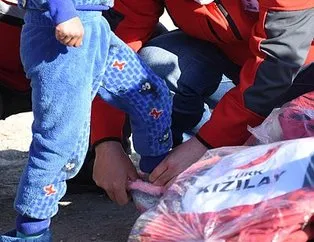 Türk Kızılay savaş mağduru öğrencilere yardım ediyor