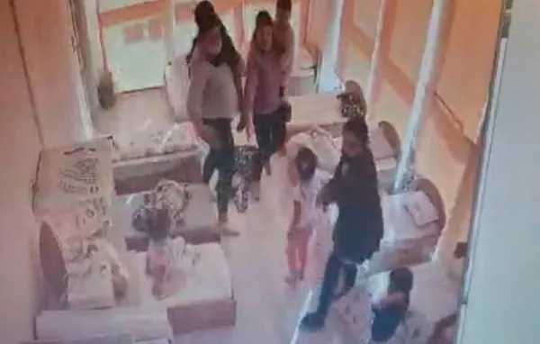 izmirdeki-69-buyuklugundeki-depreme-derste-yakalanan-ogrenciler-siralarin-altina-girdi-1604314269038.jpg İzmir'deki 6,9 büyüklüğündeki depreme derste yakalanan öğrenciler sıraların altına girdi-4