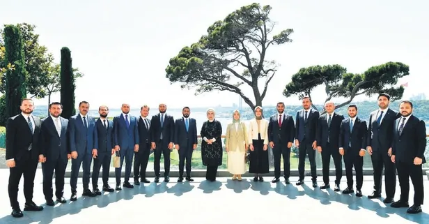 Başkan Erdoğan TÜGVA yönetim kurulu ile bir araya geldi