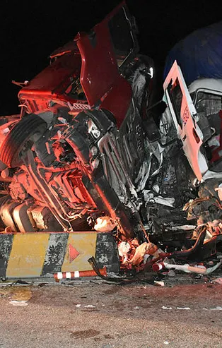 Son dakika: Kırıkkale'de korkunç kaza! TIR, kamyon, minibüs birbirine girdi! Ölü ve yaralılar var